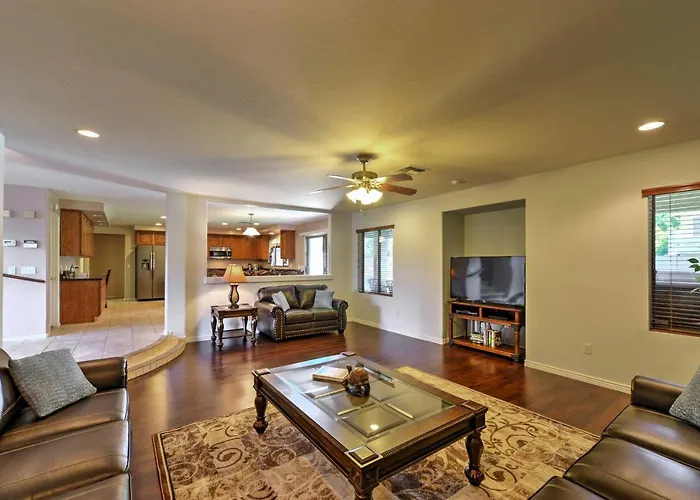 Spacious Home W/ Heated Pool In Litchfield Park!